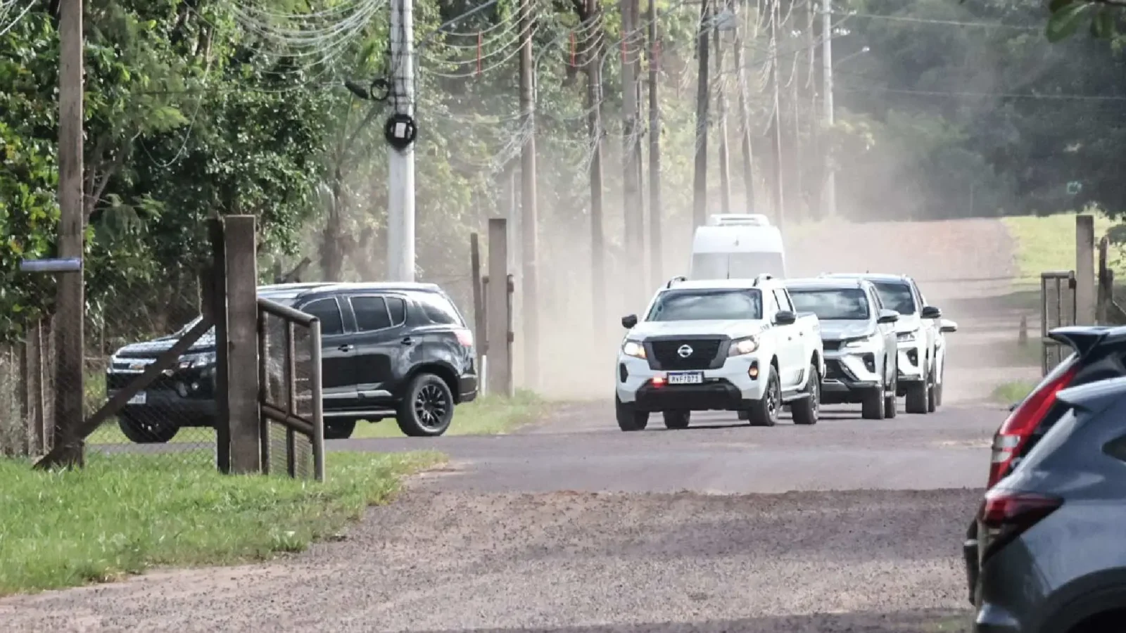 Flávio Bolsonaro adianta voo e dribla imprensa na chegada a Campo Grande