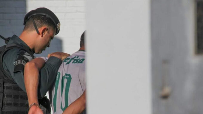 Mulher se depara com invasor pelado ao lado da filha de 13 anos em Sidrolândia