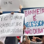 Manifestantes invadem Câmara de Campo Grande contra lei que proíbe mulheres trans em banheiros femininos