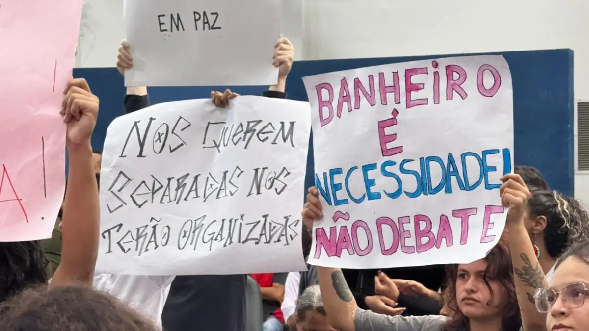 Manifestantes invadem Câmara de Campo Grande contra lei que proíbe mulheres trans em banheiros femininos