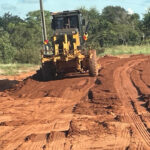 Chuvas atrasam manutenção de estradas rurais e Prefeitura de Sidrolândia mobiliza força-tarefa