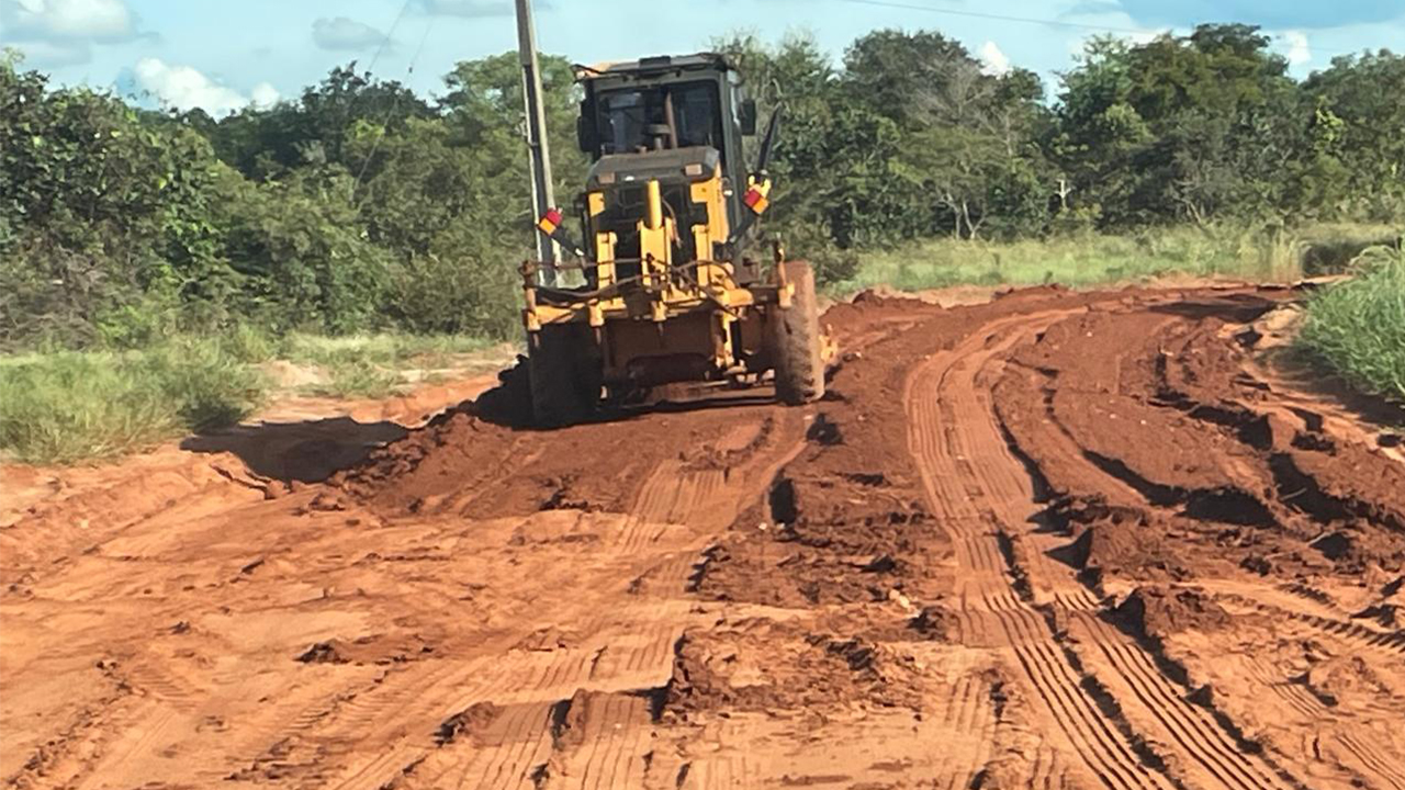 Chuvas atrasam manutenção de estradas rurais e Prefeitura de Sidrolândia mobiliza força-tarefa