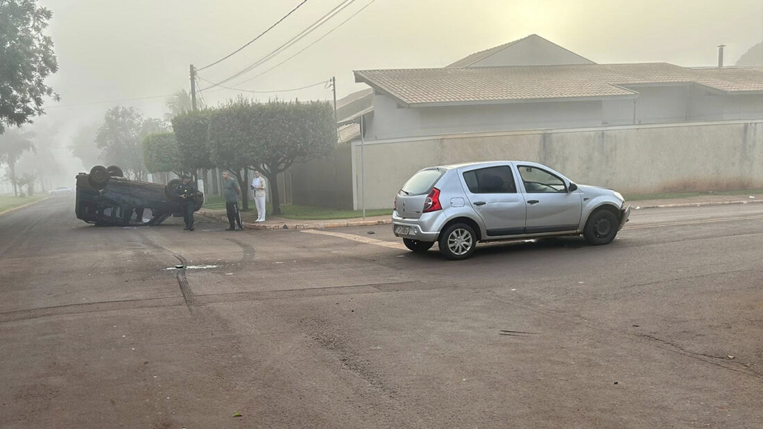 Fiat Doblo capota após colisão em cruzamento movimentado de Sidrolândia; PM aponta suspeita de excesso de velocidade