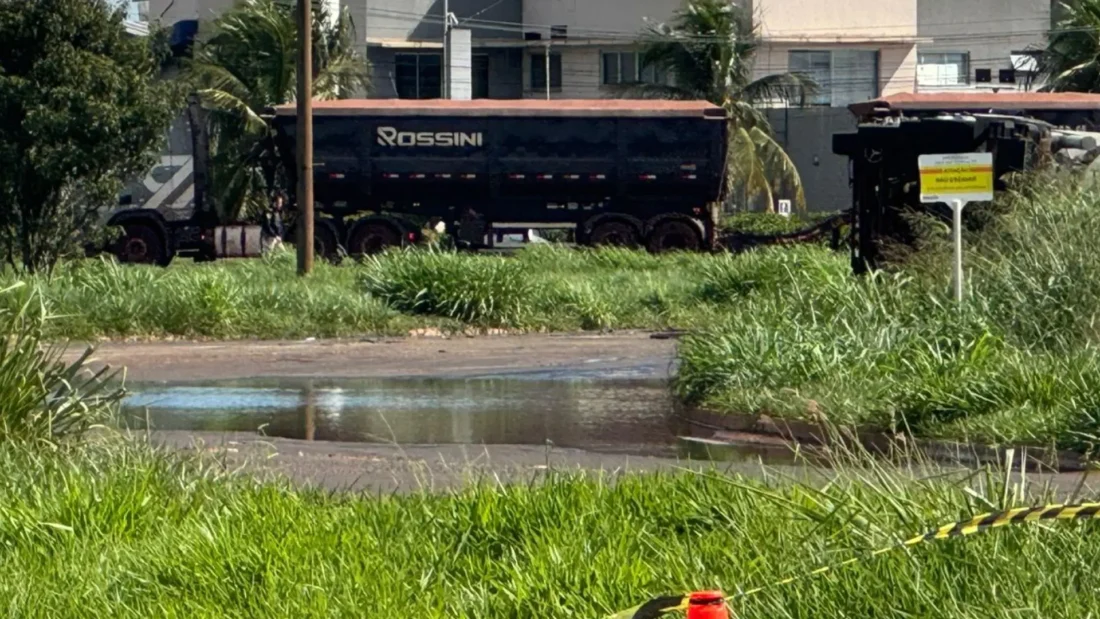 Caminhão com etanol tomba na BR-060 e provoca caos: trabalhadores caminham 1,5 km e congestionamento chega a 5 km