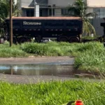Caminhão com etanol tomba na BR-060 e provoca caos: trabalhadores caminham 1,5 km e congestionamento chega a 5 km
