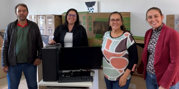 Vereadora Juscinei Claro realiza entrega de 20 computadores para Escola Municipal Leonida La Rosa Balbuena no Assentamento Jiboia