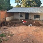 Homem usou retroescavadeira para enterrar corpo de mulher em quintal, diz delegado