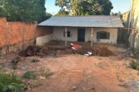 Homem usou retroescavadeira para enterrar corpo de mulher em quintal, diz delegado