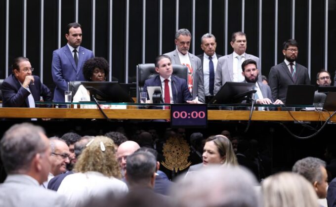 Câmara aprova em dois turnos fim da escala 6×1 com jornada máxima de 40 horas semanais  Fonte: Agência Câmara de Notícias