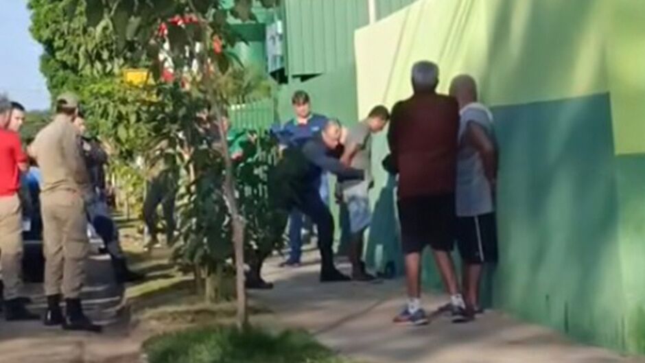 Homem com faca domina e arrasta crianças em porta de escola em Miranda; teve pânico (vídeo)