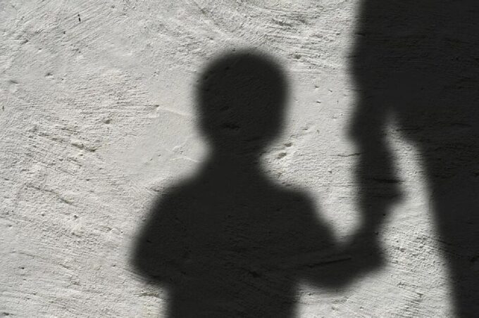 Homem estupra criança de 5 anos e tenta comprar silêncio em Dourados: ‘vou te dar pão com linguiça’