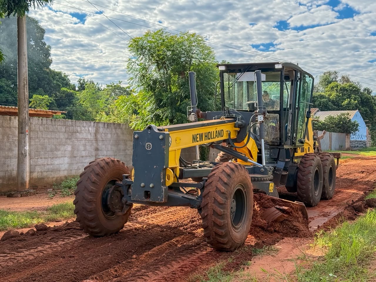 Secretaria Municipal de Infraestrutura realiza manutenção em várias regiões do município