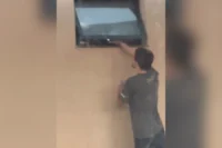 Homem é detido após ser flagrado gravando mulher por janela de banheiro
