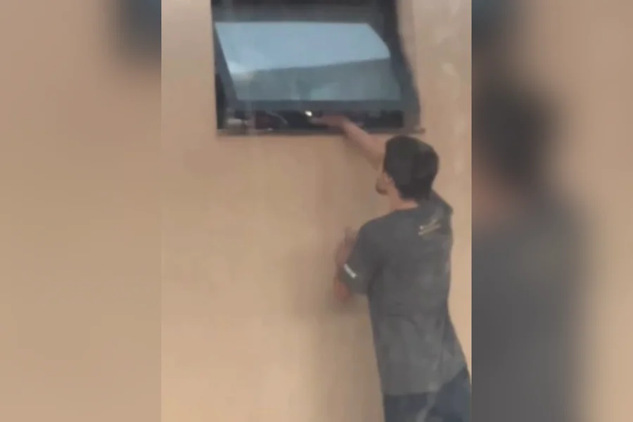 Homem é detido após ser flagrado gravando mulher por janela de banheiro