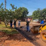 Operação Tapa-Buracos utiliza 8 toneladas de massa asfáltica na Rua do Contorno e Vila Angélica I