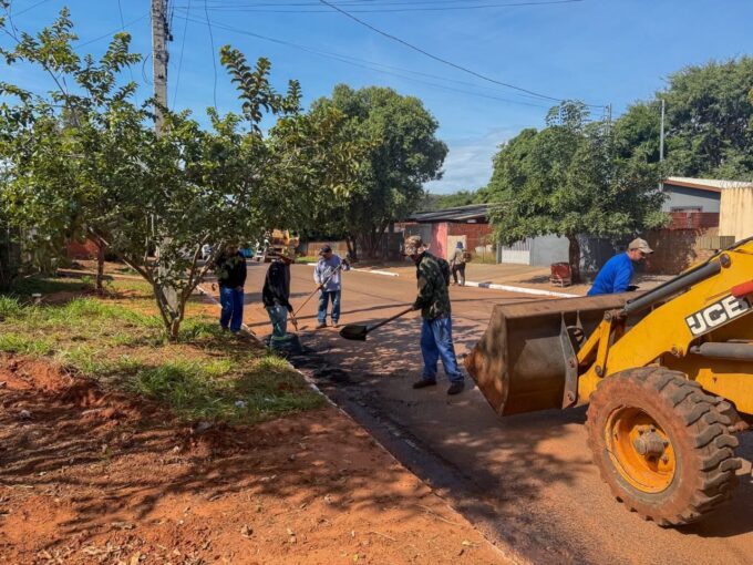 Operação Tapa-Buracos utiliza 8 toneladas de massa asfáltica na Rua do Contorno e Vila Angélica I